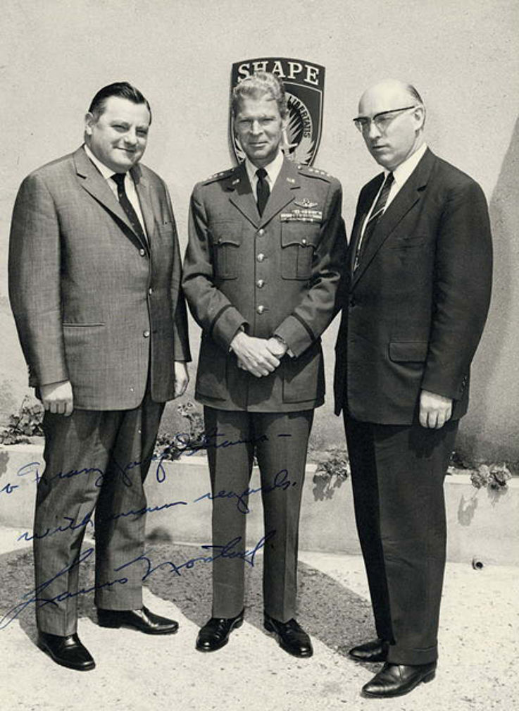 Mit dem Vorsitzenden des Verteidigungsausschusses des Deutschen Bundestages Fritz Erler, SPD, 1961 bei General Lauris Norstad im Hauptquartier der Alliierten Streitkräfte Europa