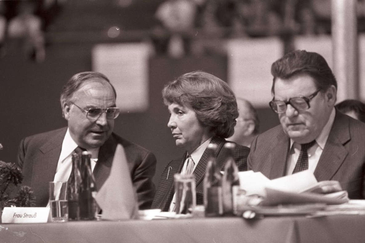 Marianne Strauß mit Helmut Kohl und FJS auf einer Wahlveranstaltung der CSU 1980