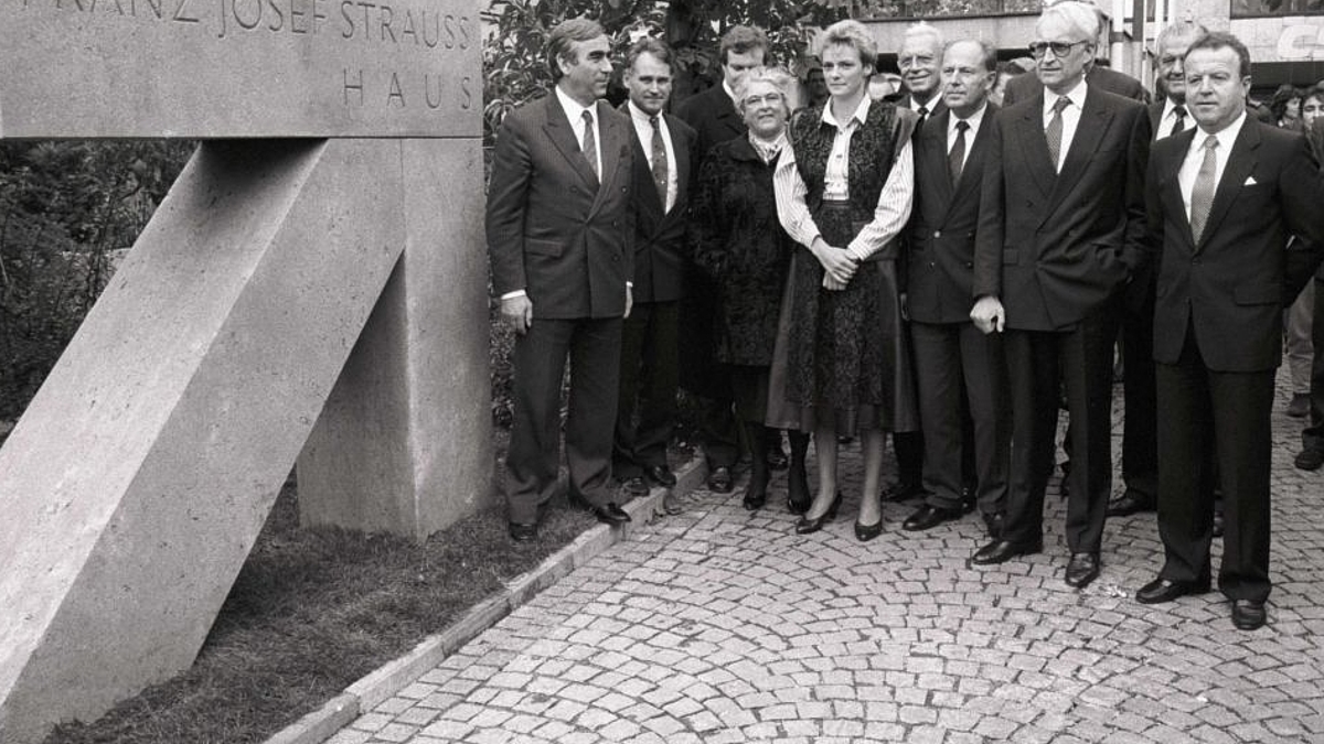 Benennung der Parteizentrale der CSU in der Nymphenburger Straße nach Franz Josef Strauß 1989