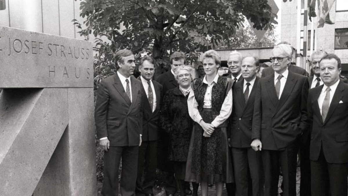 Benennung der Parteizentrale der CSU in der Nymphenburger Straße nach Franz Josef Strauß 1989