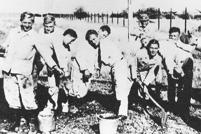Während des Arbeitsdienstes (zweiter von links) 1935