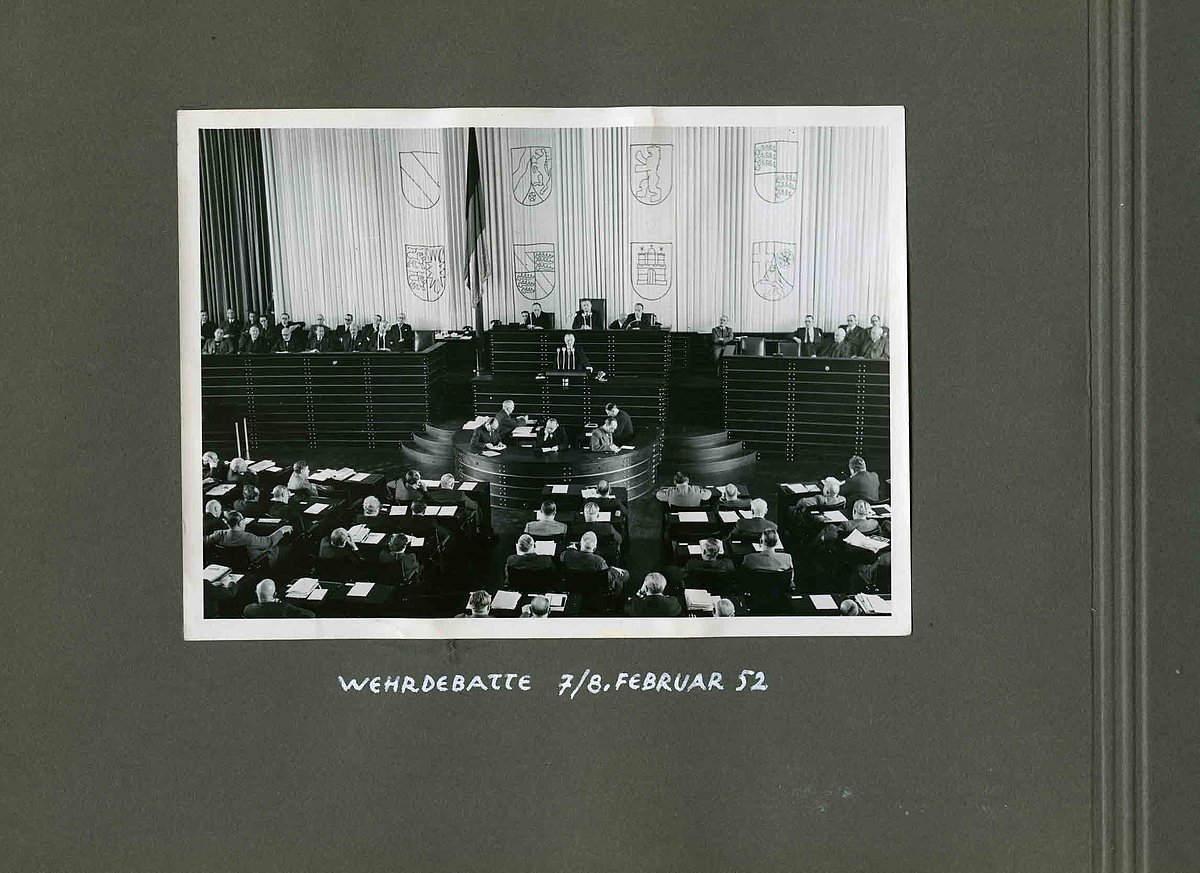 Fotoalbum "Bilderbuch vom ersten Deutschen Bundestag 1949/53" - Wehrdebatte im Februar 1952