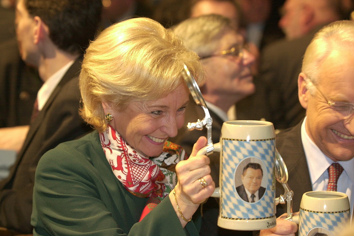 Karin Stoiber auf dem Politischer Aschermittwoch der CSU 2002 mit einem FJS-Bierkrug