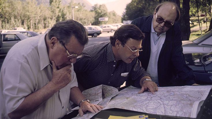 Franz Josef Strauß, Karl Dersch und Wilfried Scharnagl studieren die Karte, August 1986