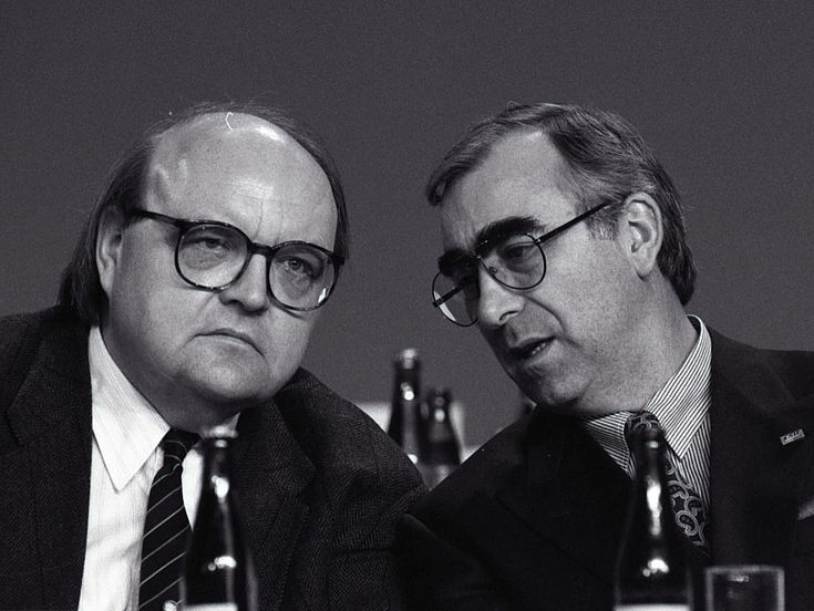 Wilfried Scharnagl und Theo Waigel im Gespräch auf dem CSU-Parteitag "Bewährtes sichern. Neues meistern. Mutig entscheiden" 1992 in Nürnberg