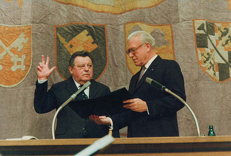 Vereidigung als Ministerpräsident durch Landtagspräsident Franz Heubl 1982
