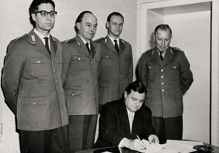Unterzeichnung der Gründungsakte des Soldatenhilfswerks der Bundeswehr 1957