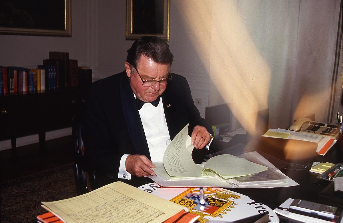 Franz Josef Strauß am Schreibtisch in der Staatskanzlei 