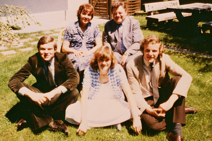 Familie Strauß im Garten der Wohnung in München-Sendling ca. 1980