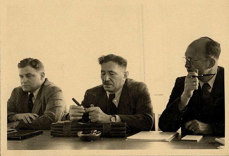 Franz Josef Strauß mit Hans Storch und Peter Horn während einer Sitzung der CDU/CSU-Bundestagsfraktion in der ersten Wahlperiode 1949 bis 1953