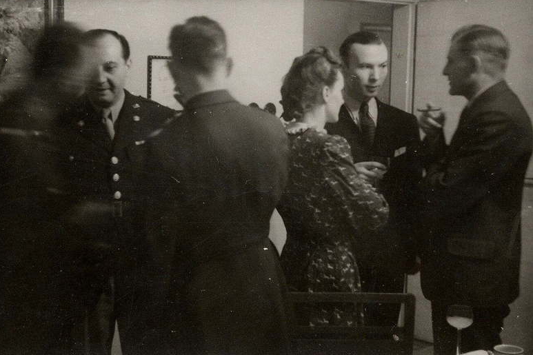 Franz Josef Strauß mit Vertretern der amerikanischen Militärregierung, Major Carlsen und Leutnant Trott, in Schongau 1945