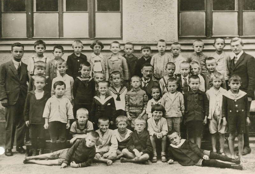 Franz Josef Strauß (Dritter von rechts in der oberen Reihe) im Kreise seiner Schulkameraden ca. 1922/26