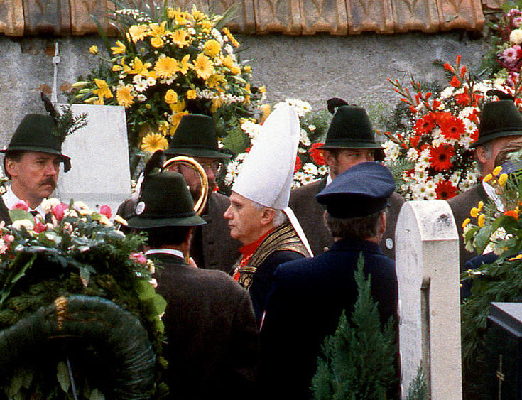 Kardinal Joseph Ratzinger führt den Trauerzug auf dem Friedhof in Rott am Inn an, 08.10.1988