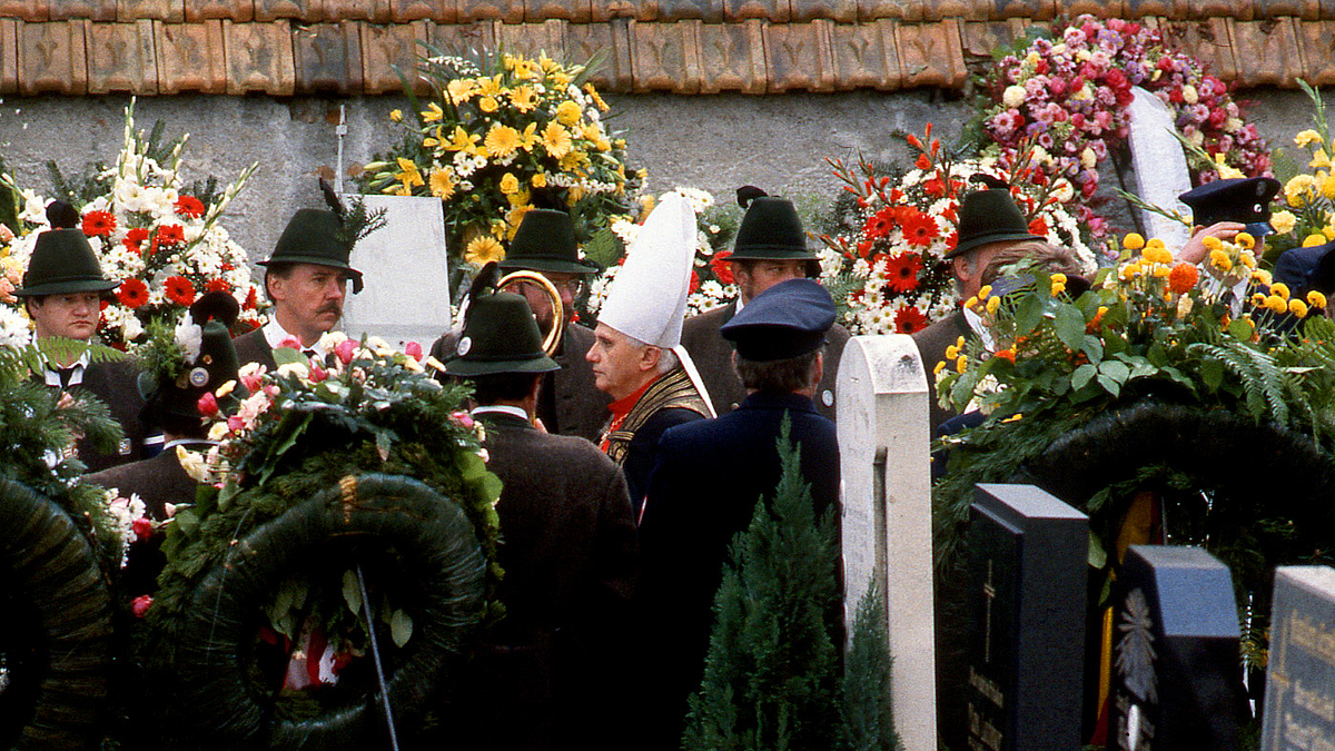 Kardinal Joseph Ratzinger führt den Trauerzug auf dem Friedhof in Rott am Inn an, 08.10.1988