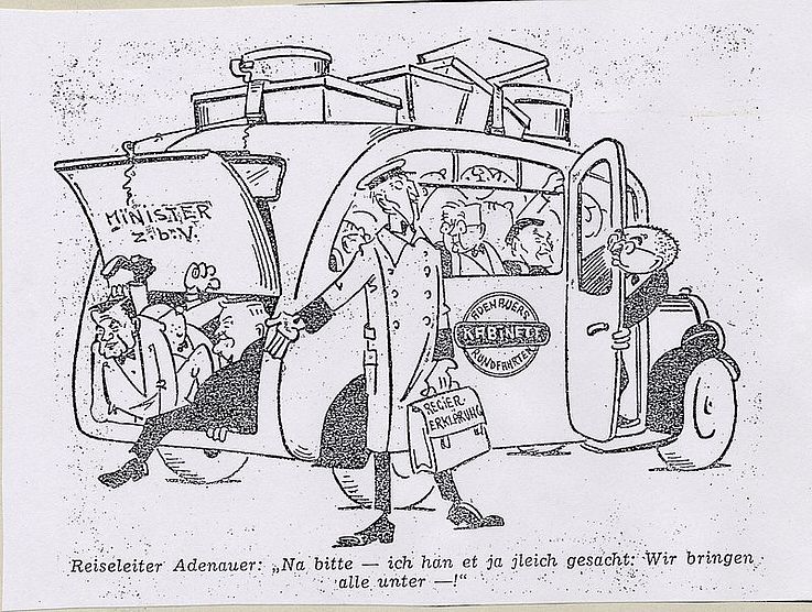 Karikatur von Herbert Kolfhaus 1953 im Münchner Merkur zur Bildung des zweiten Kabinetts Adenauer (im Kofferraum Franz Josef Strauß)