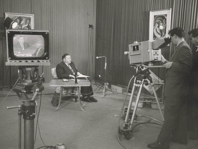 Während eines Fernsehinterviews in Bonn 1957
