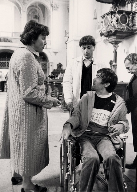 Marianne Strauß als Begleitung von Behinderten im "Sonnenzug" des Caritas-Verbandes München-Freising 1982