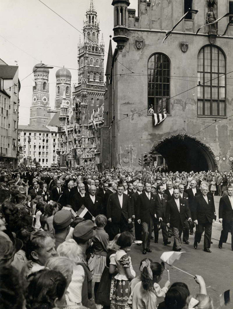 Gang von Vertretern der Bundes- und Landespolitik durch die Münchner Innenstadt anlässlich der 800-Jahr-Feier 1958
