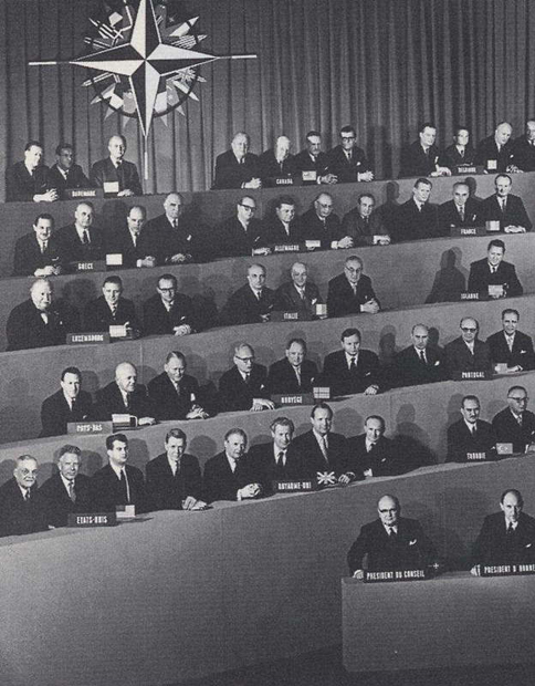 Teilnahme an einer Konferenz des Nordatlantischen Verteidigungsbündnisses (NATO) 1958 in Paris